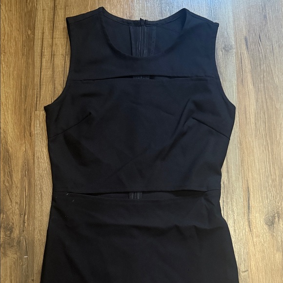 Elegant Black Sleeveless Dress - Picture 2 of 6